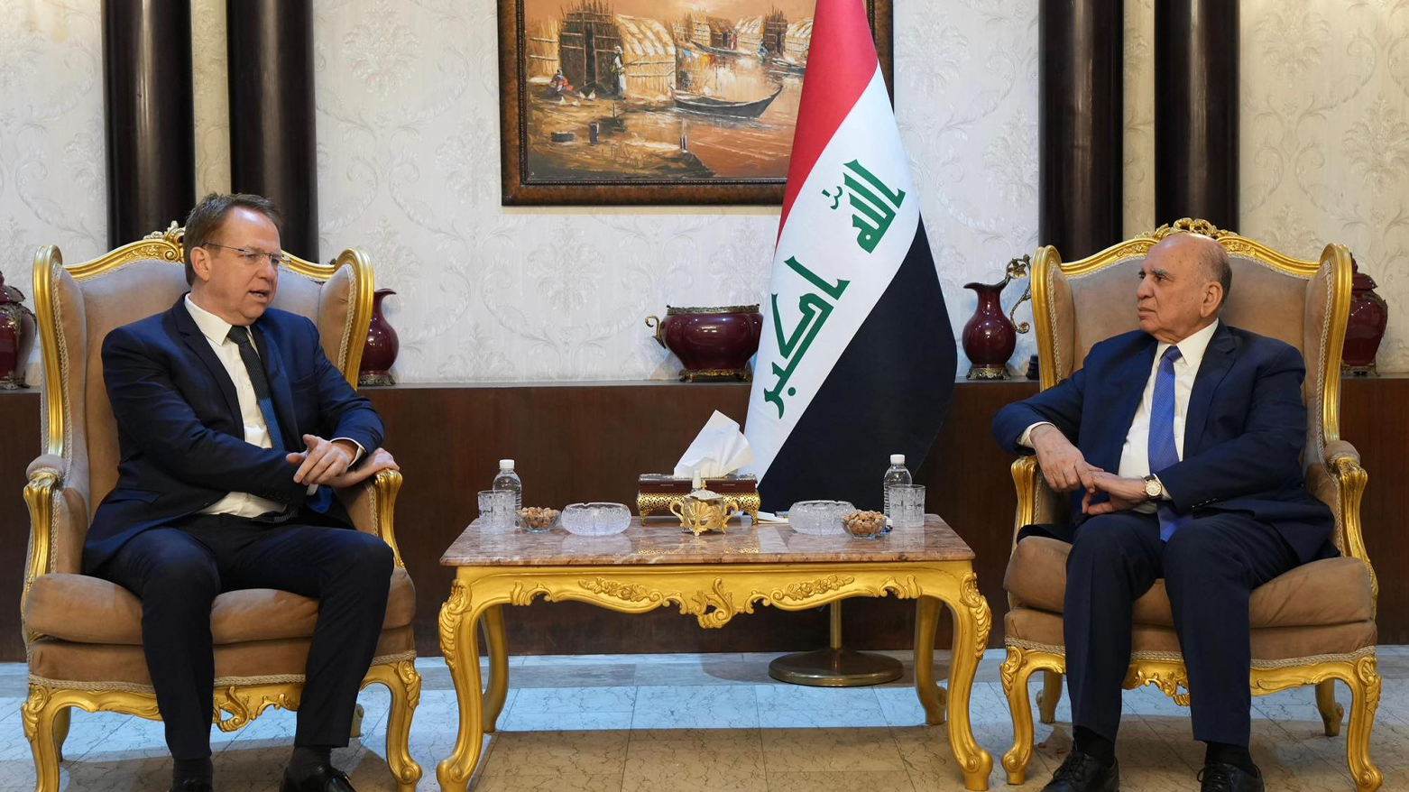 Iraqi Foreign Minister Fuad Hussein (R) and French Ambassador Patrick Durel (L). (Photo: Iraq’s Foreign Ministry)