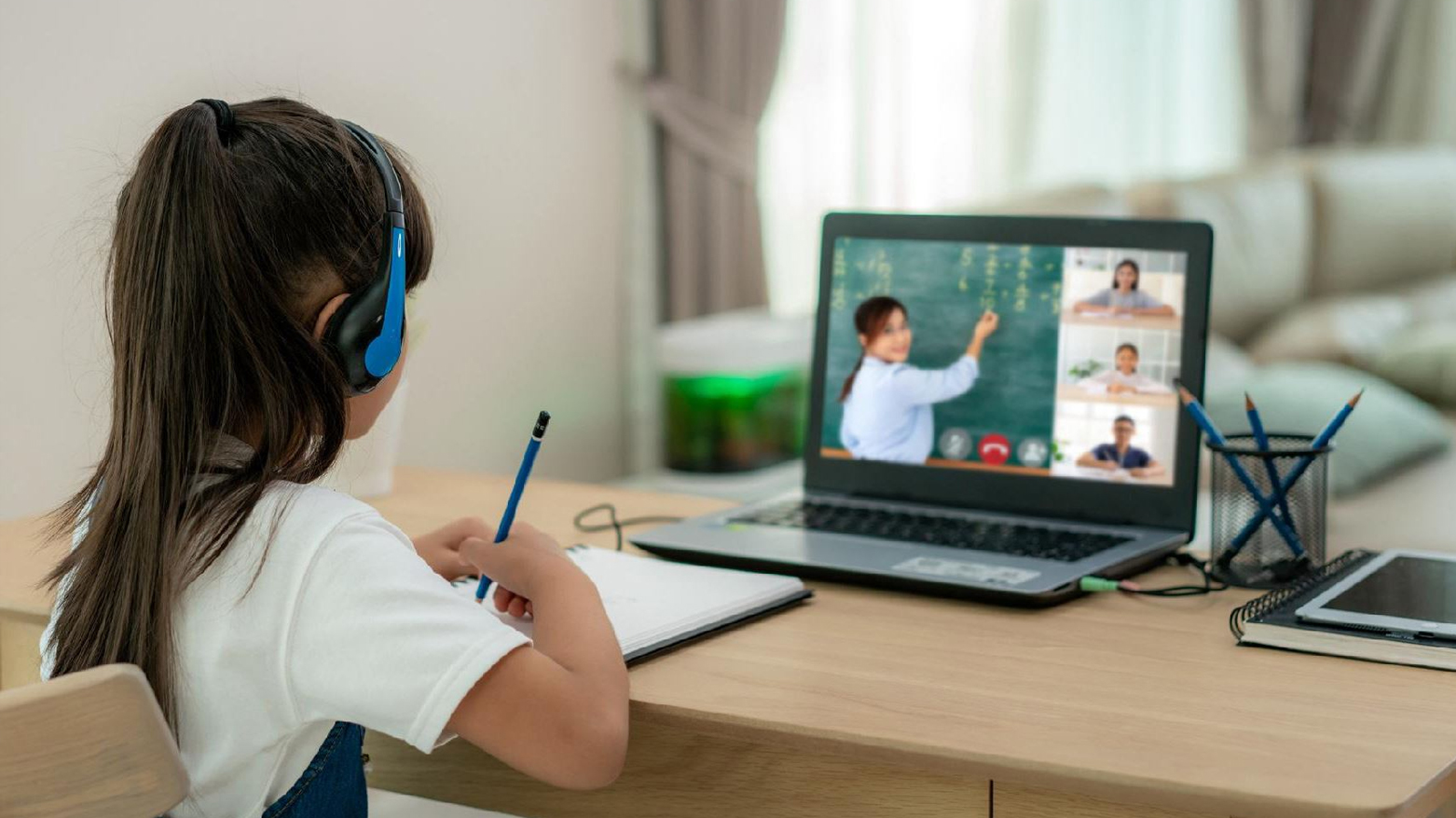 خوێندن لە کاتی جەنگدا، شاشەکان وەک پەناگەی زانست