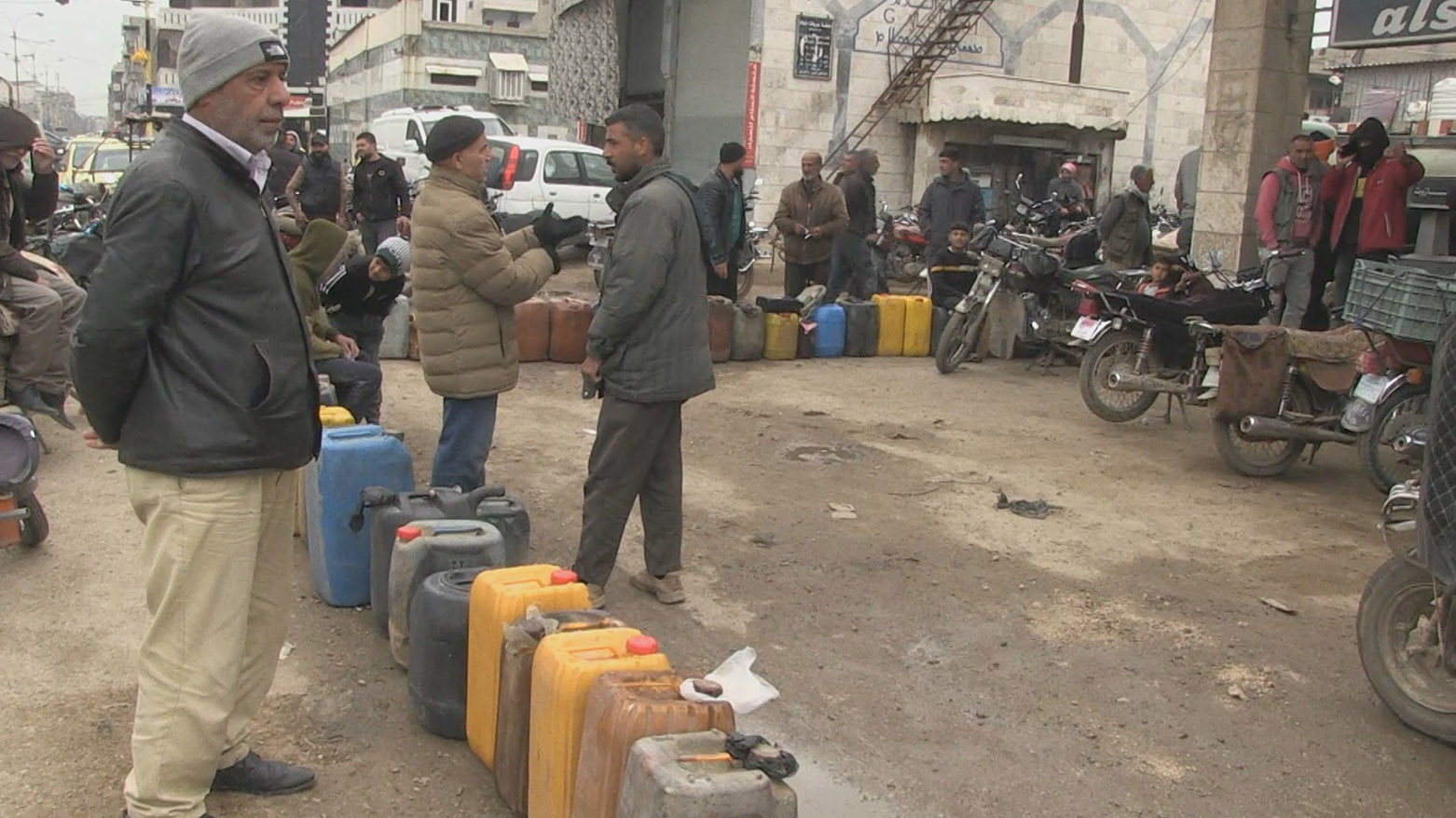 Li Rojavayê Kurdistanê krîza sotemeniyê kûr dibe: Welatî bi rojan di dorê de dimînin