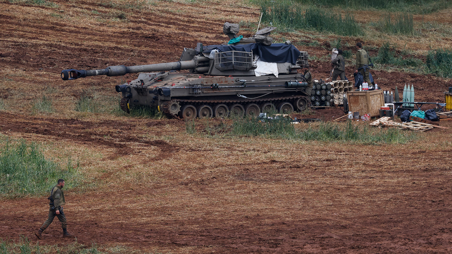 Israeli army soldiers stand next to a self-propelled Howitzer artillery, upper Galilee in northern Israel near the border with southern Lebanon on March 28, 2026. (AFP)