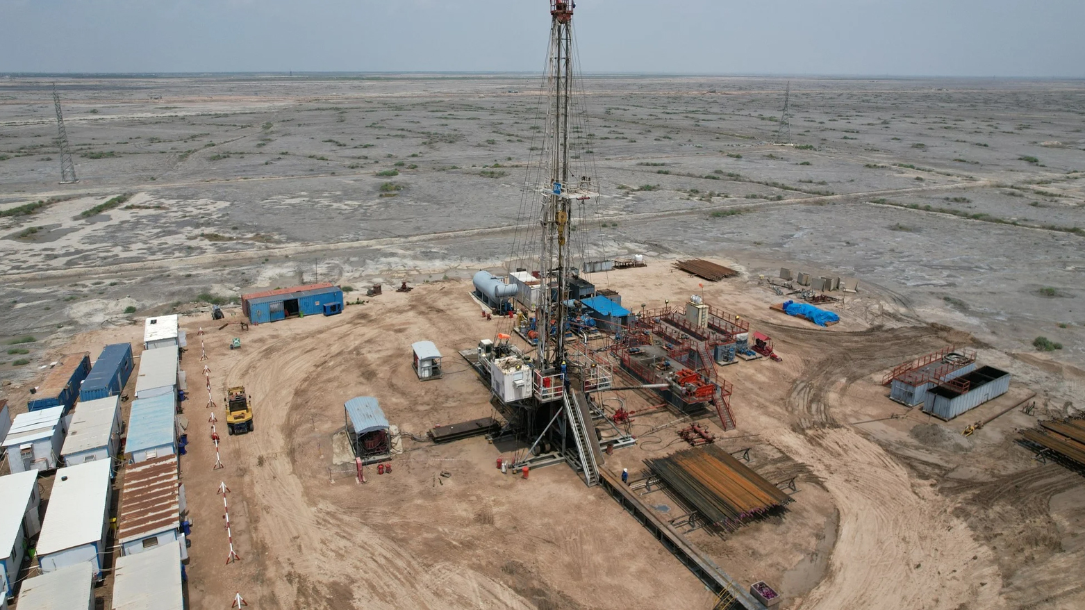 درۆنێک لە کێڵگەی نەوتی رۆژئاوای قورنە 1 کەوتە خوارەوە و مووشەکێکیش بەر ماڵێک کەوت