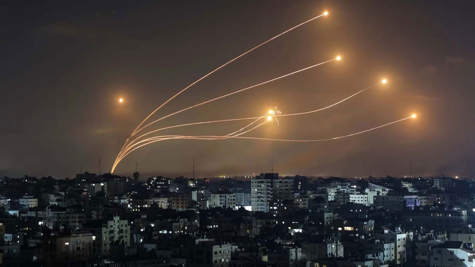 الدفاعات الجوية الإسرائيلية تعترض صواريخ قادمة من إيران في سماء تل أبيب (أرشيفية)