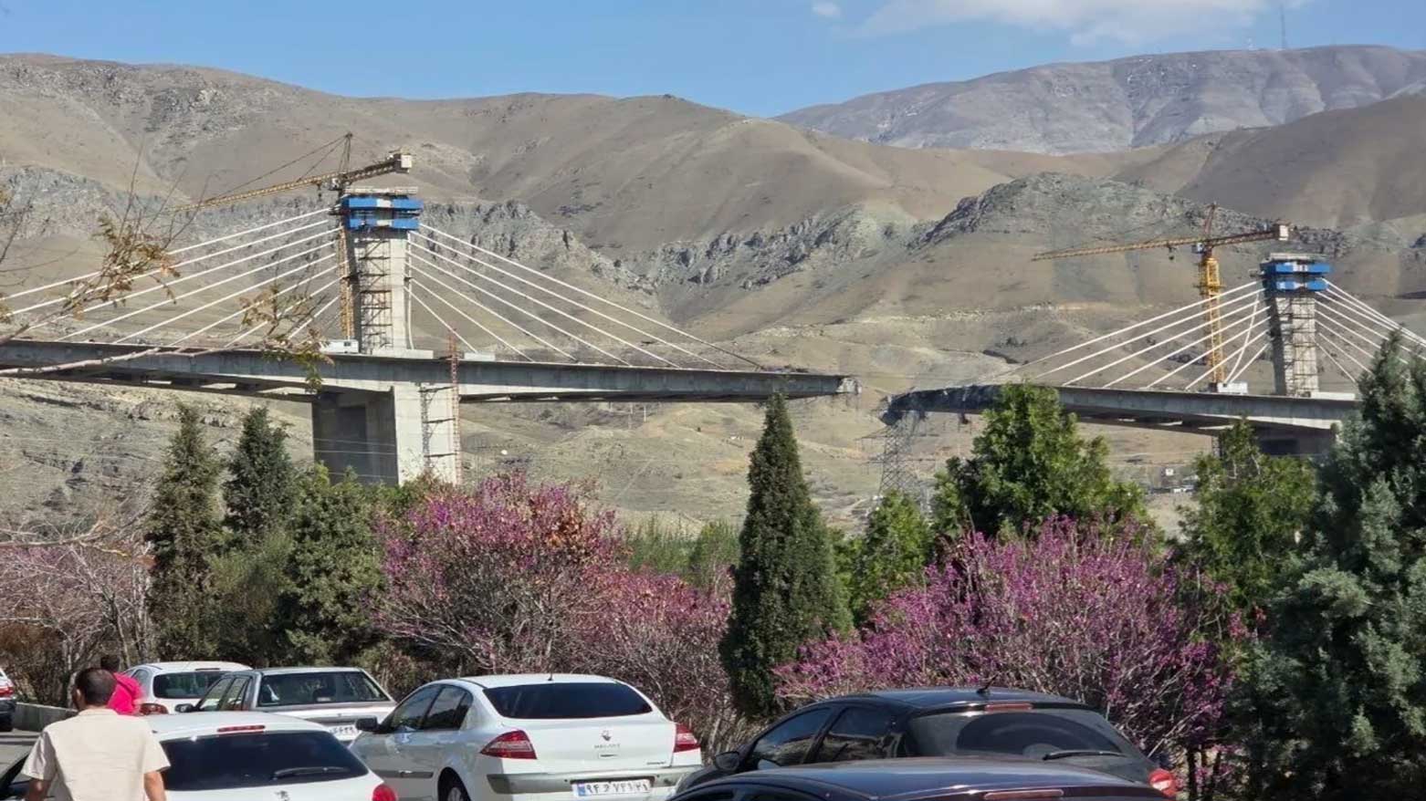 سلسلة غارات جوية تستهدف جسوراً ومنشآت حيوية في إيران وتتسبب بقطع طرق استراتيجية 