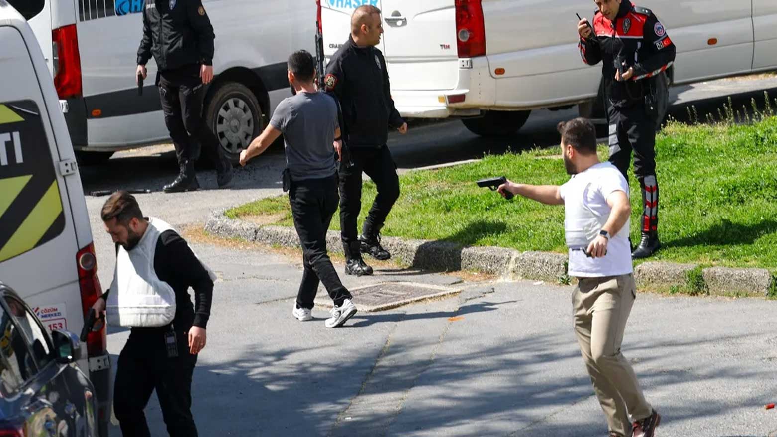 الداخلية التركية: المسلح الذي قتل أمام القنصلية الإسرائيلية في اسطنبول "على صلة بمنظمة إرهابية"