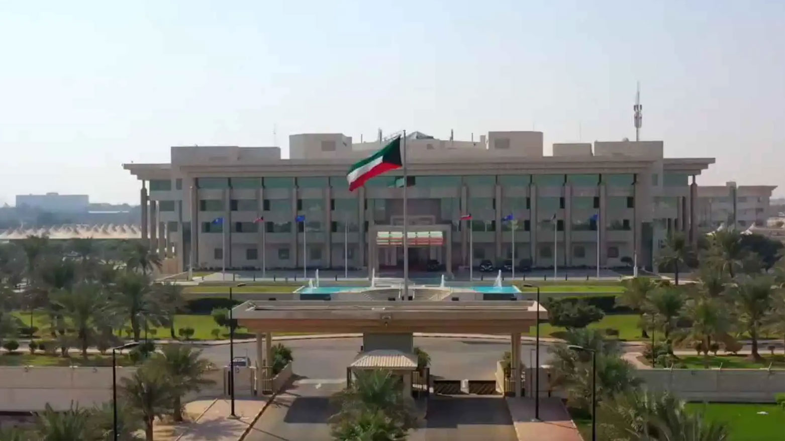 الداخلية الكويتية تعلن إجراءات احترازية وتدعو للالتزام بالمنازل حتى فجر الأربعاء