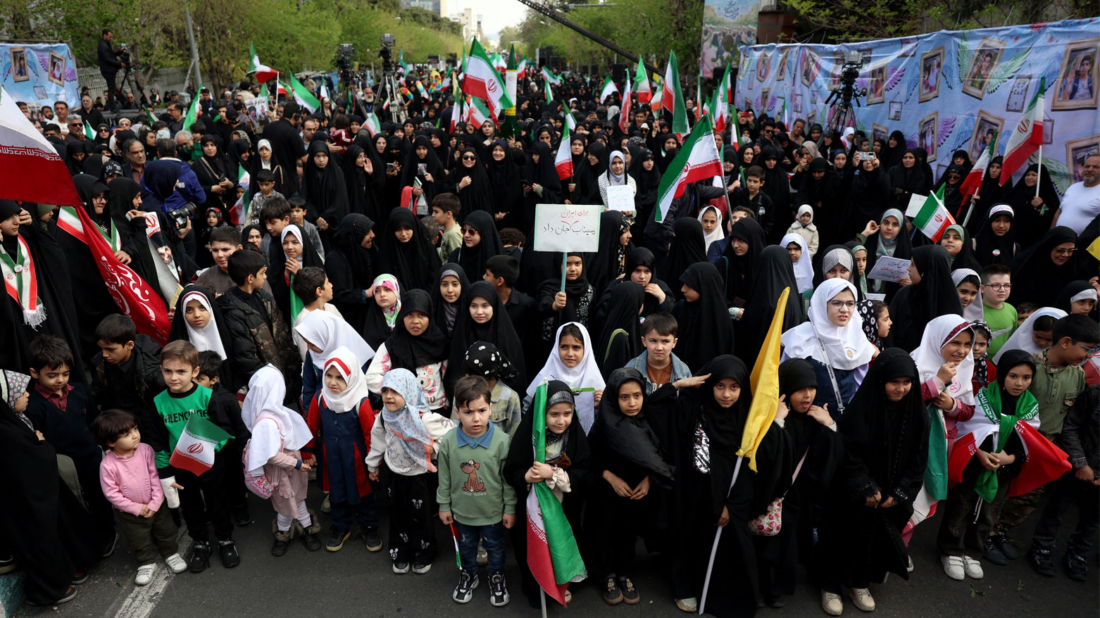 يتجمع الإيرانيون خلال مراسم تأبين، بعد 40 يوماً من الهجوم الدامي على مدرسة للأطفال في مدينة ميناب الجنوبية في اليوم الأول من الحرب (فرانس برس)