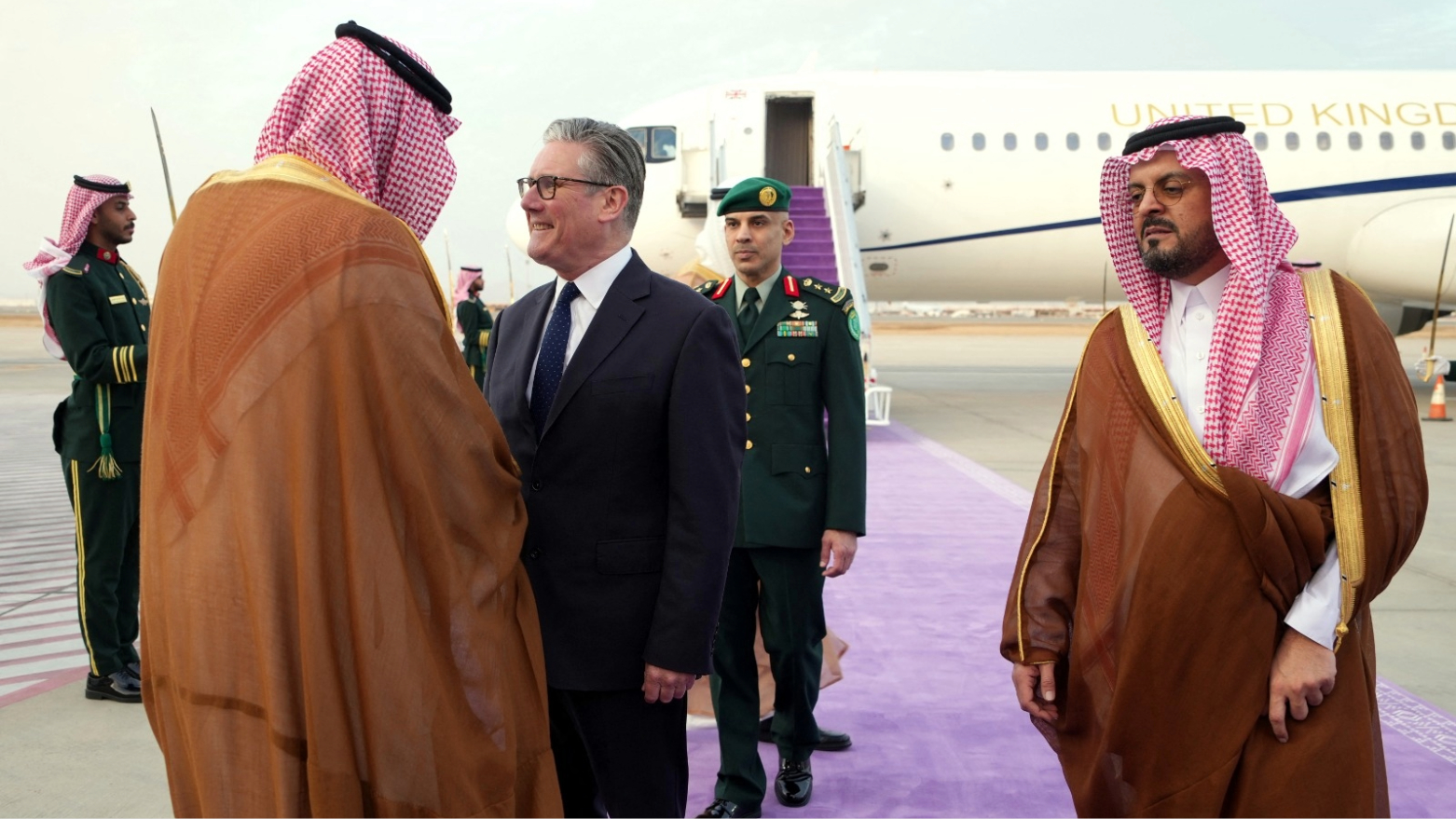 گەیشتنی سەرۆکوەزیرانی بەریتانیا بۆ سعوودییە (وێنە: ALASTAIR GRANT / AFP)