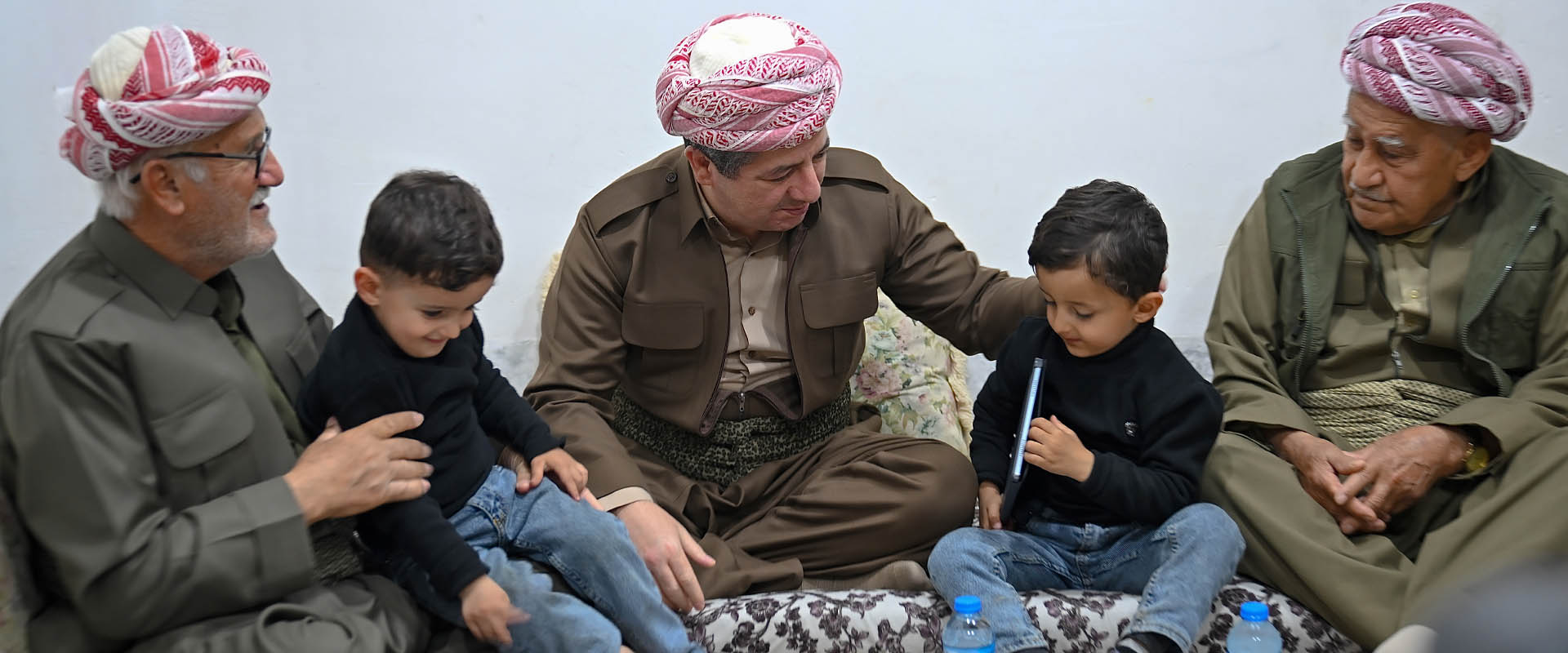 بە وێنە؛ سەرۆکی حکوومەت سەردانی ماڵی شەهید وەیسی شێروانیی دەکات