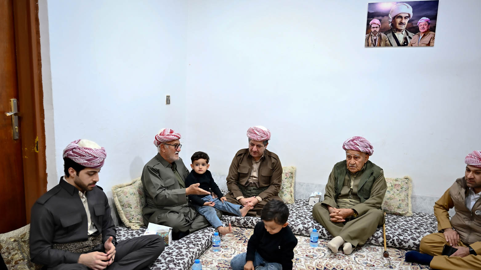 بە وێنە؛ سەرۆکی حکوومەت سەردانی ماڵی شەهید وەیسی شێروانیی دەکات