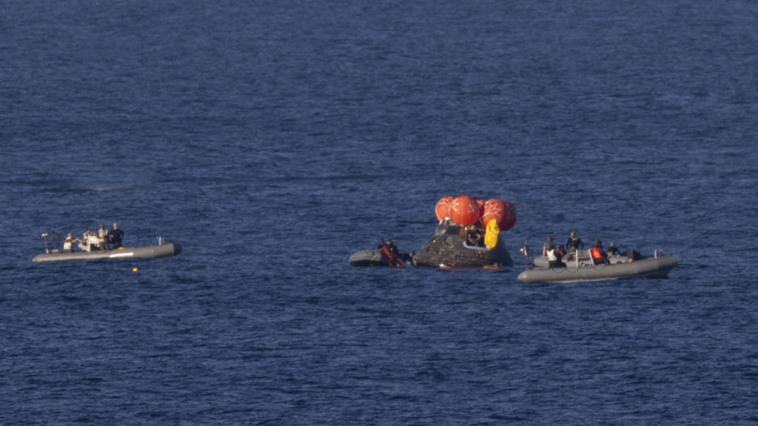 هبوط رواد فضاء مهمة "ارتيميس 2" إلى القمر في مياه المحيط الهادي