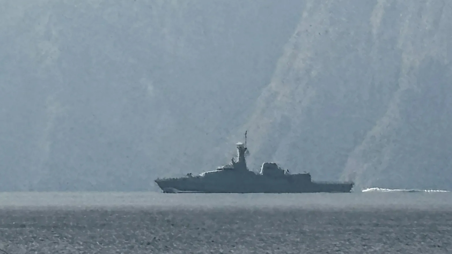 میدیاکانی ئێران: کەشتییەکی ئەمریکی هەوڵیدا لە گەرووی هورمز نزیک ببێتەوە