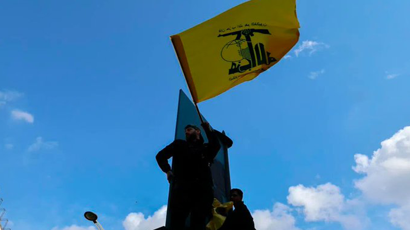 هواداران حزب‌الله پرچم آن گروه را بالا برده‌اند