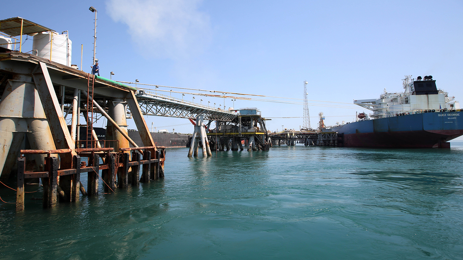 An oil tanker loads crude oil at Iraq's Al-Basra Offshore Terminal, March 29, 2014, Iraq. (Photo: AP)