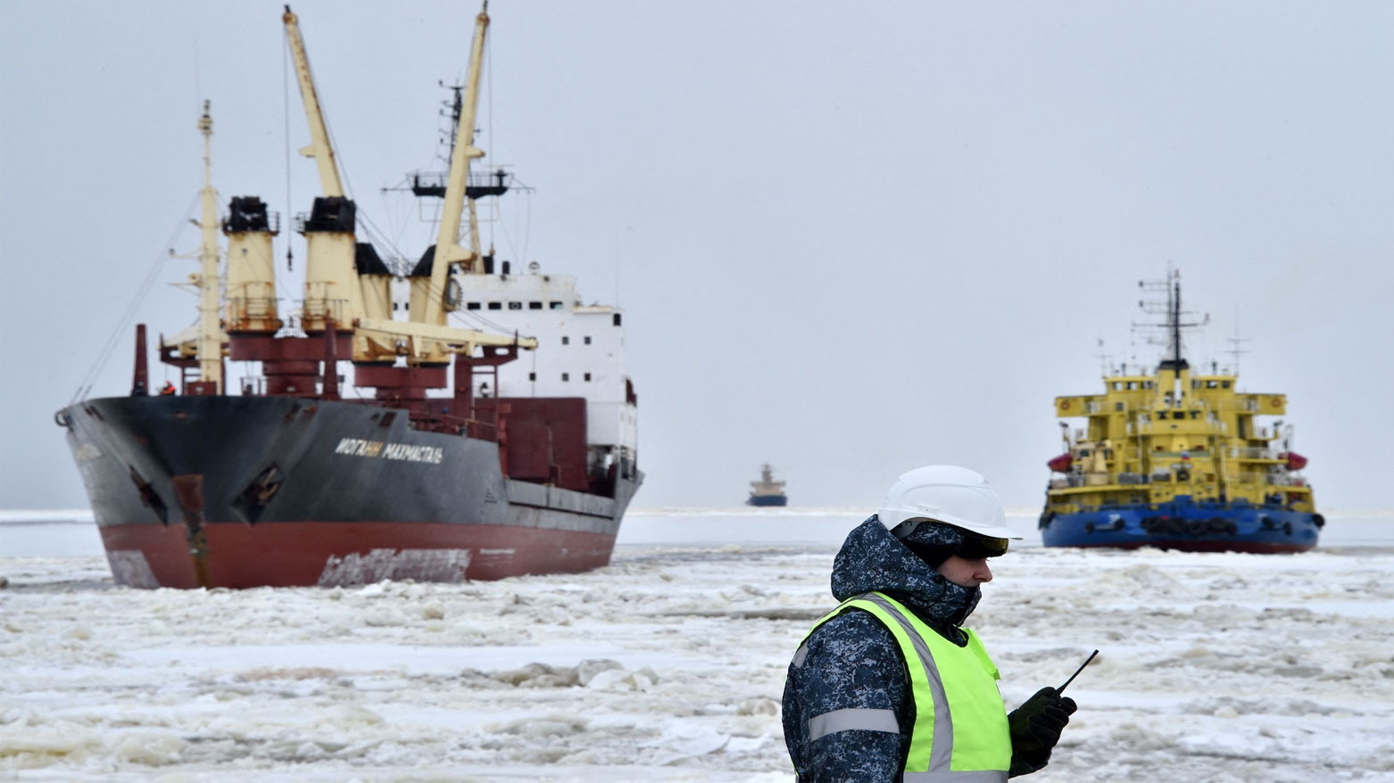 واشنطن تمدّد إعفاء النفط الروسي الموجود في عرض البحر من العقوبات