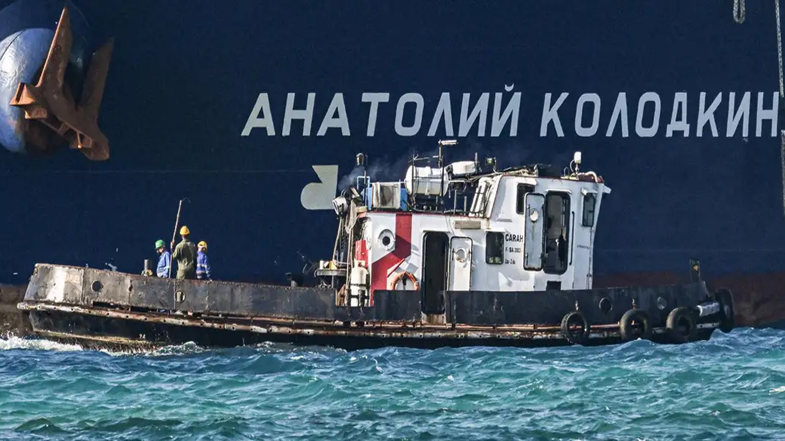 Workers on a tugboat guide the Russian oil tanker Anatoly Kolodkin as it arrives at the oil terminal in the port of Matanzas, northwestern Cuba, on Mar. 31, 2026. (AFP)