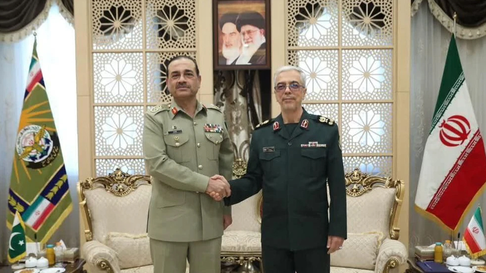 وێنە ئەرشیف؛ عاسم مونیر لەگەڵ محەمەد باقری