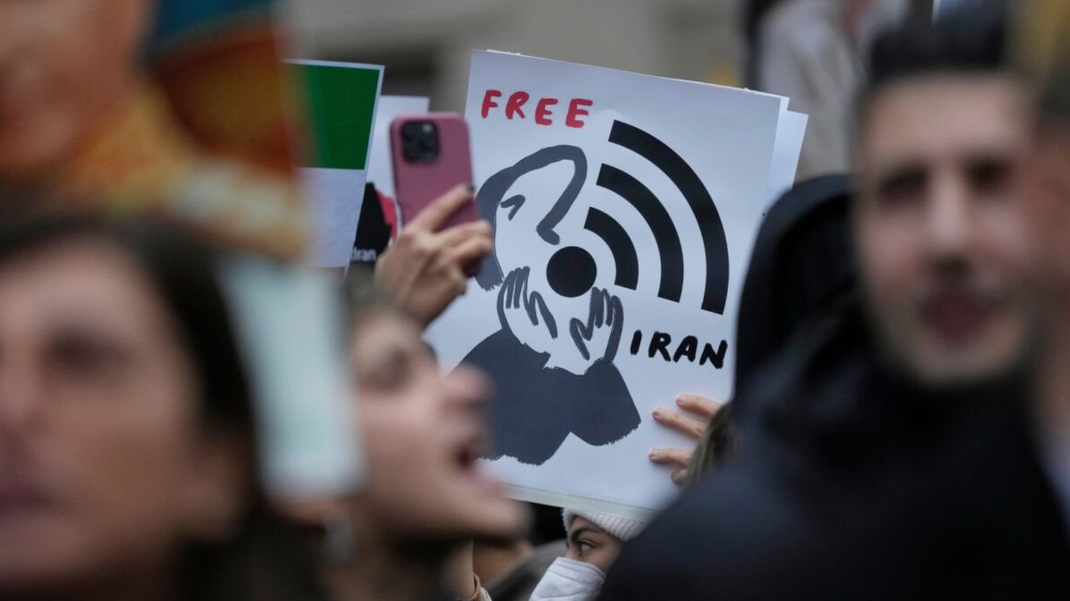 نیویۆرک تایمز: بەهۆی پچڕانی ئینتەرنێت 2.5 ملیار دۆلار زیان بەر ئێران کەوتووە