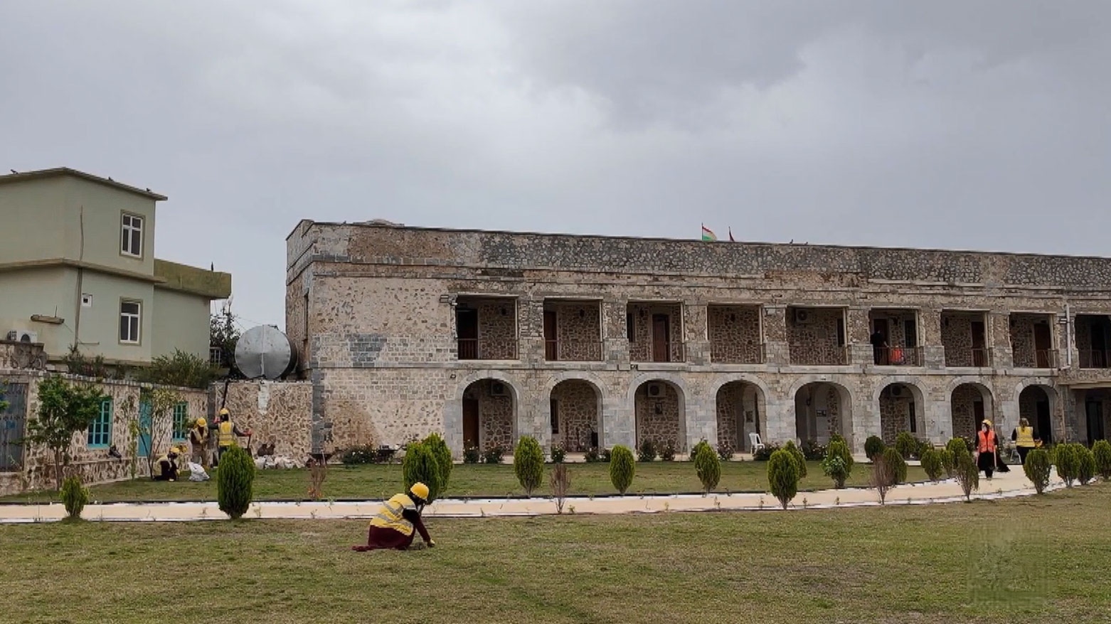 An old building in the Bawa Shaswar neighborhood of Kifri is being cleaned as part of a 40-day restoration campaign. (Photo: Kurdistan24)