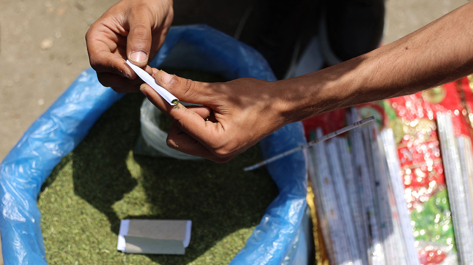 الملوخية حيلة الغزيين للتدخين في مواجهة شحّ التبغ في القطاع