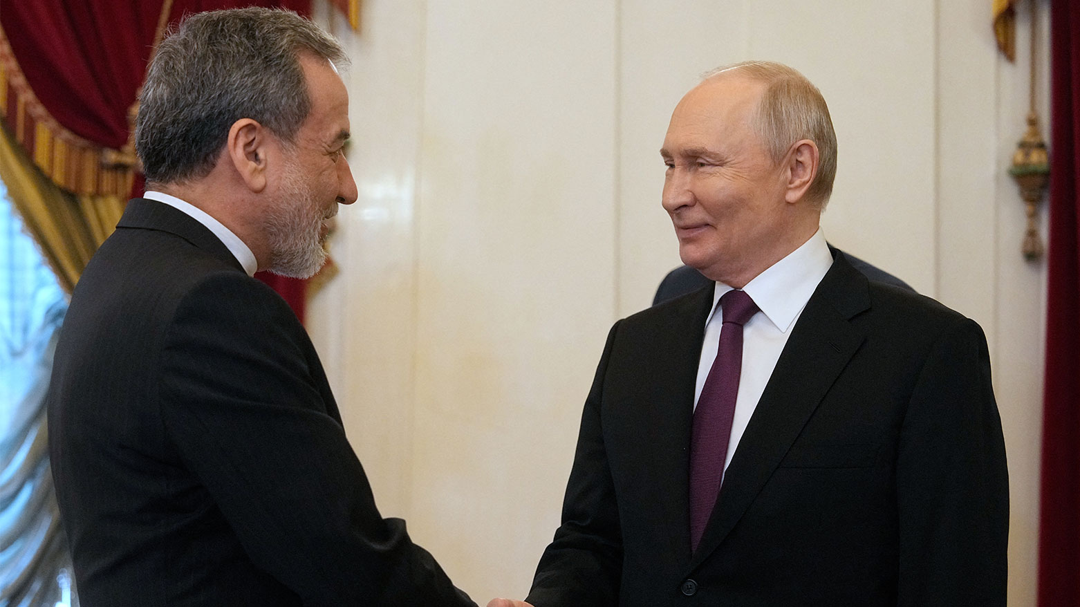 Russian President Vladimir Putin (right) shakes hands with Iranian Foreign Minister Abbas Araghchi during their meeting in Saint Petersburg on April 27, 2026. (Photo: AFP)