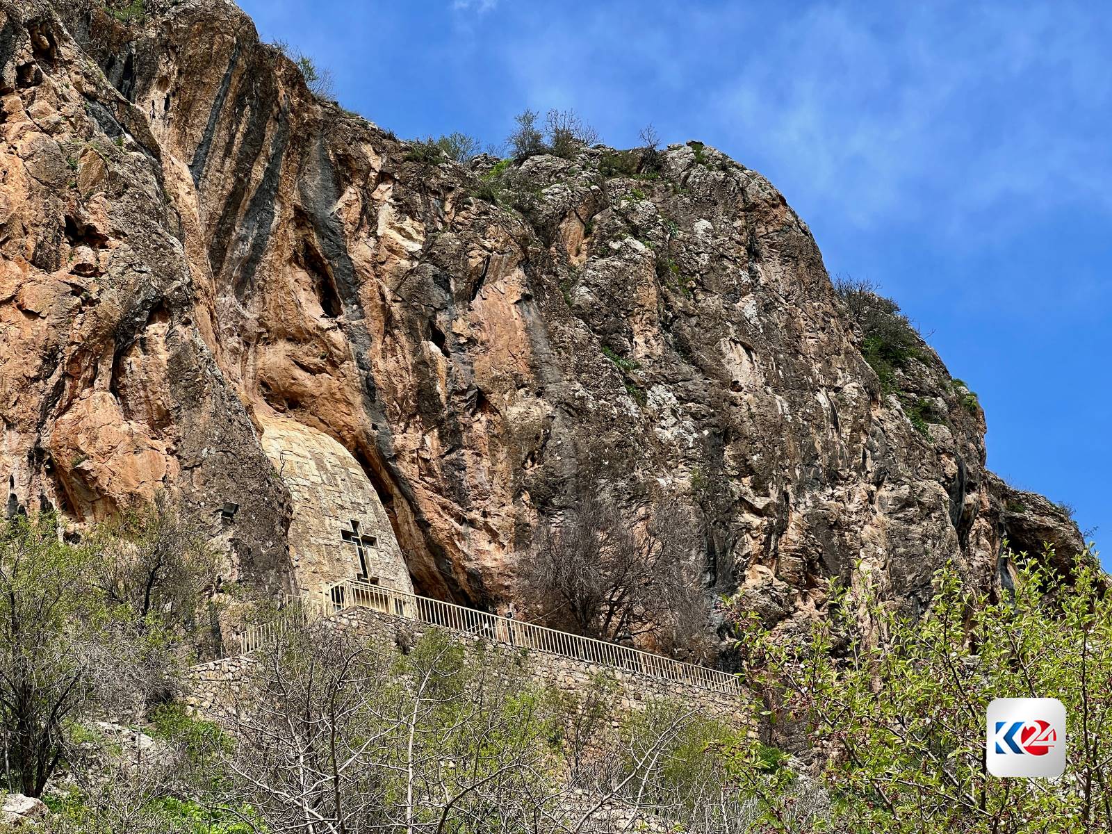 مشاهد من أقدم الكنائس في قرية آياتي(ئیاتێ) بناحية كاني ماسي في دهوك