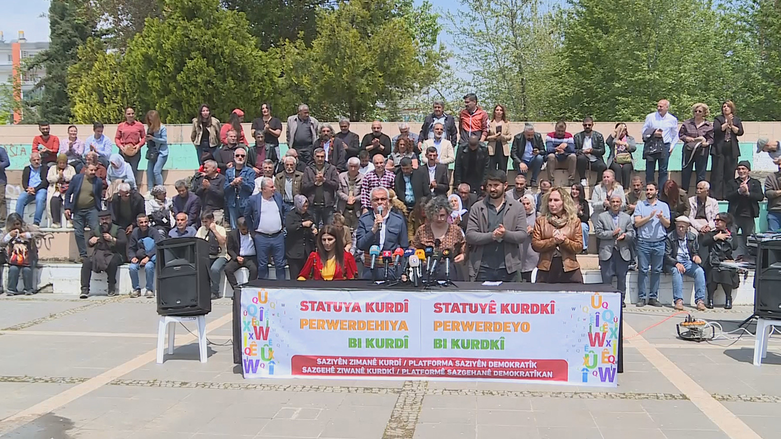 Saziyên ziman li Diyarbekirê: Divê kurdî bibe xwedî statuya fermî