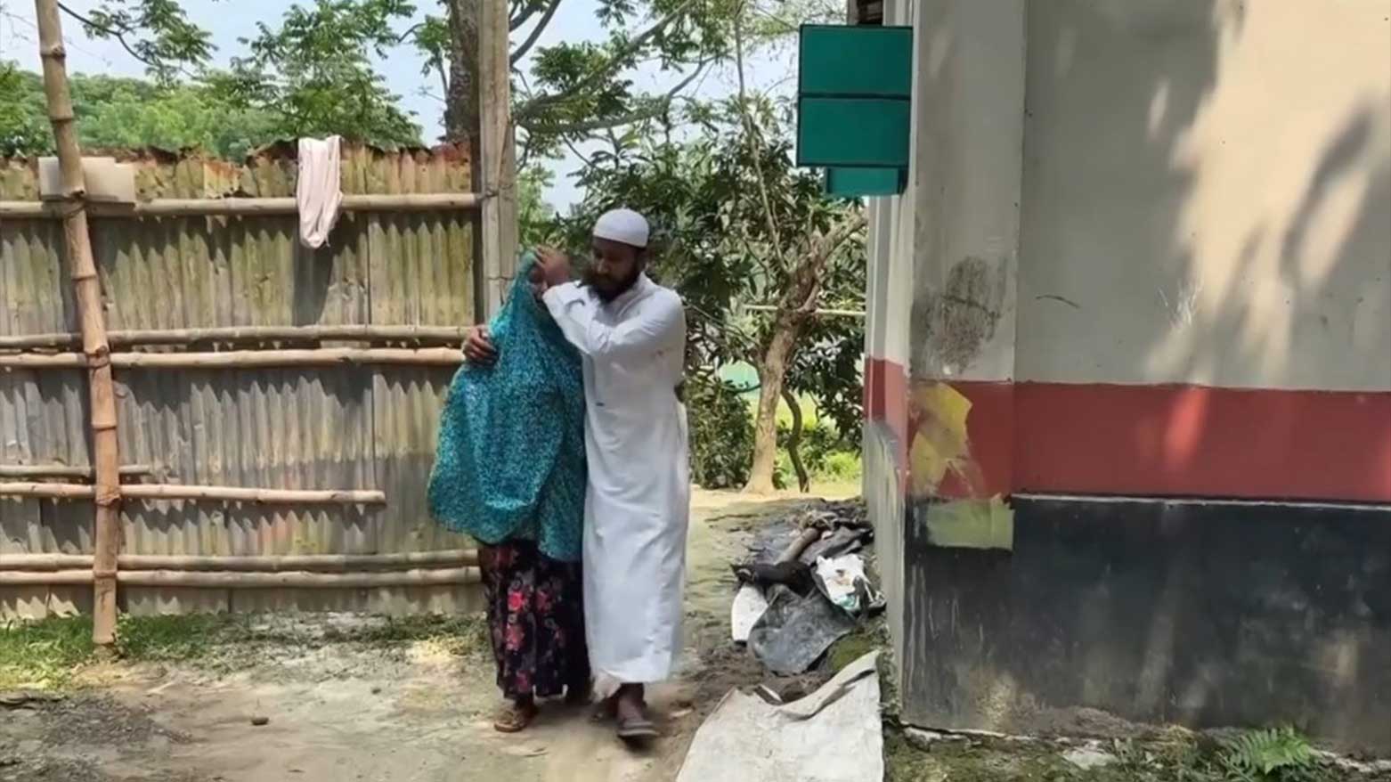 عبداللە المامون، یواسي زوجتە في وفاة ابنهما محمد