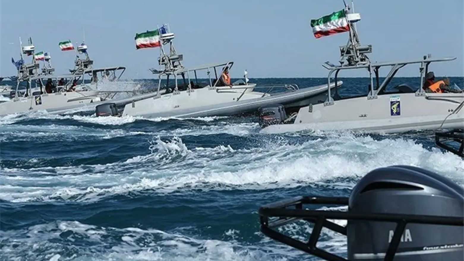 تصعيد عسكري في مضيق هرمز: واشنطن تعلن تدمير زوارق إيرانية وطهران تنفي