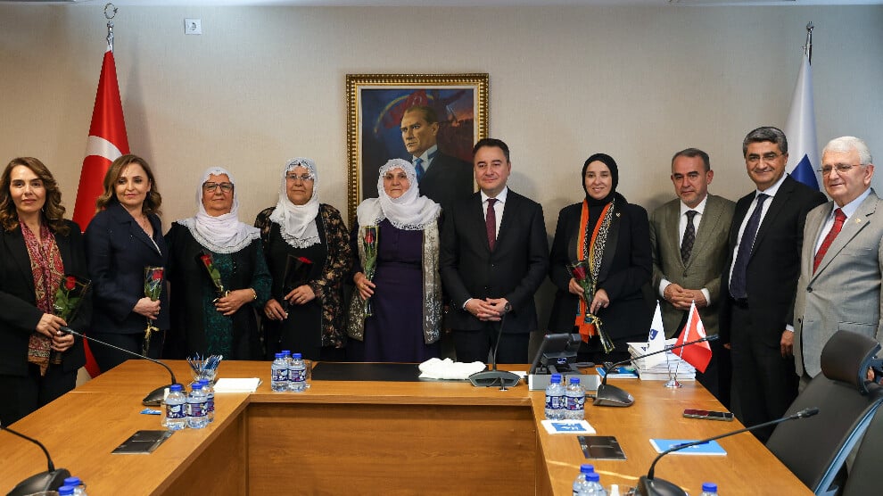 Barış Anneleri, DEVA Partisi’ni ziyaret etti