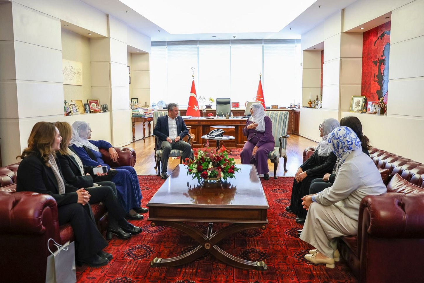 Barış Anneleri, CHP'yi ziyaret etti