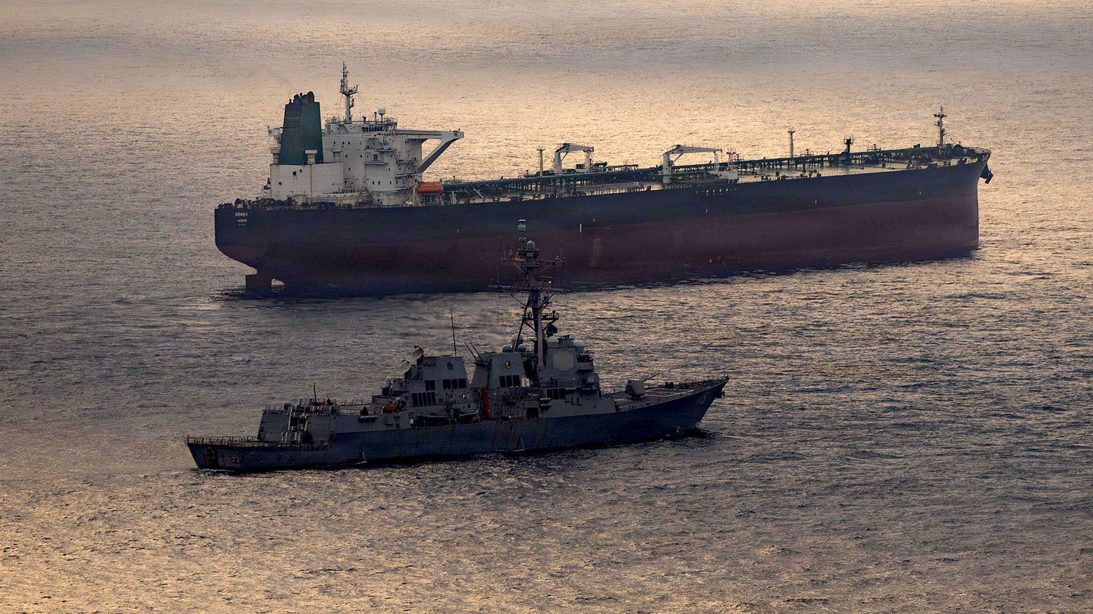 المدمرة الصاروخية الموجهة من فئة أرلي بيرك، يو إس إس رافائيل بيرالتا (DDG 115)، وهي تنفذ حصارًا بحريًا ضد ناقلة النفط الخام هيربي التي ترفع العلم الإيراني (فرانس برس)