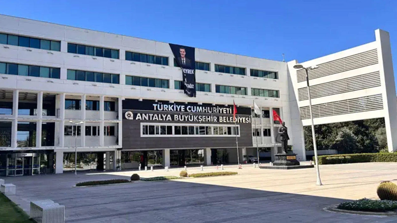 Antalya Büyükşehir Belediyesine operasyon: 25 gözaltı