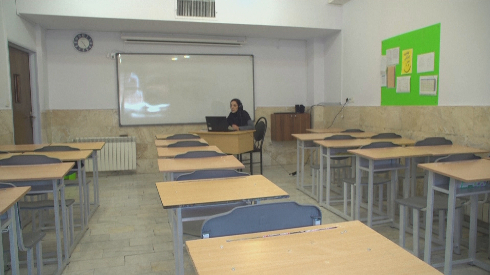 مامۆستایەک لە قوتابخانەیەکی ئێران بە ئۆنڵاین وانە بە قوتابییان دەڵێتەوە