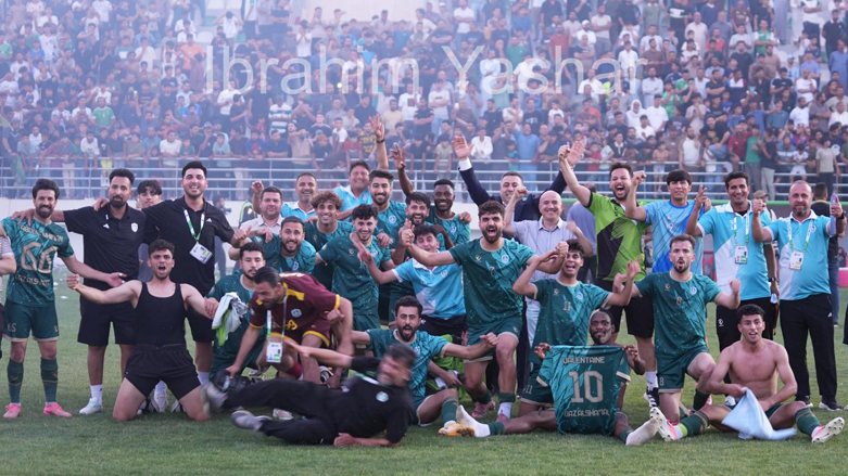 وێنەیەكی مێژوویی یاریزانان و ستافی هونەری و پزیشكی و كارگێری گازی باكوور