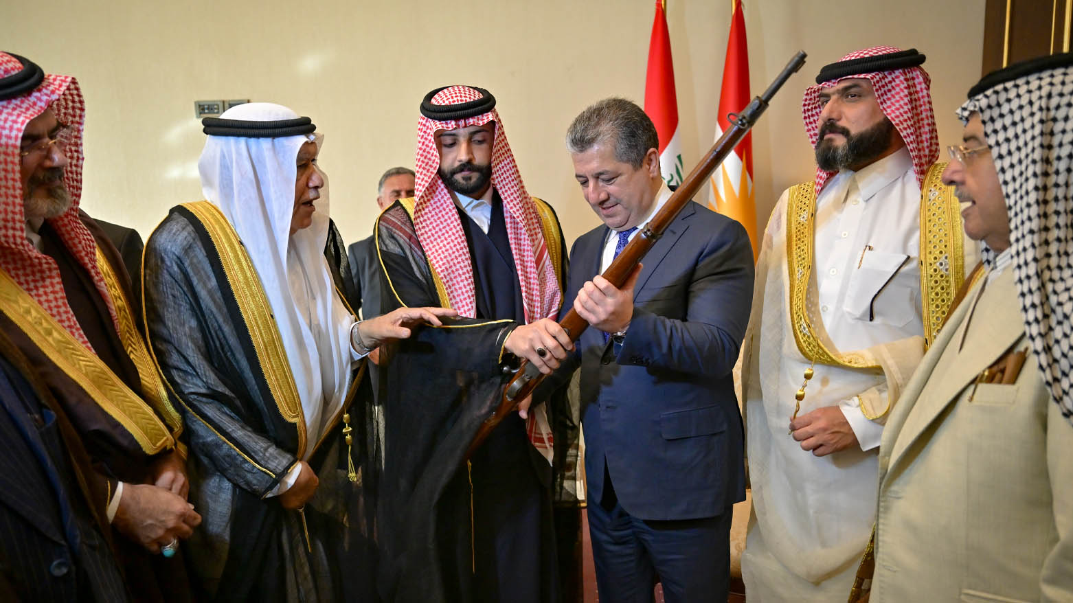 Izz al-Arab Muslim Hussein, the Emir of the Himyar tribe in Iraq (C-L) presenting Kurdistan Region Prime Minister Masrour Barzani (C-R) with a Brno rifle. (Photo: Kurdistan24)