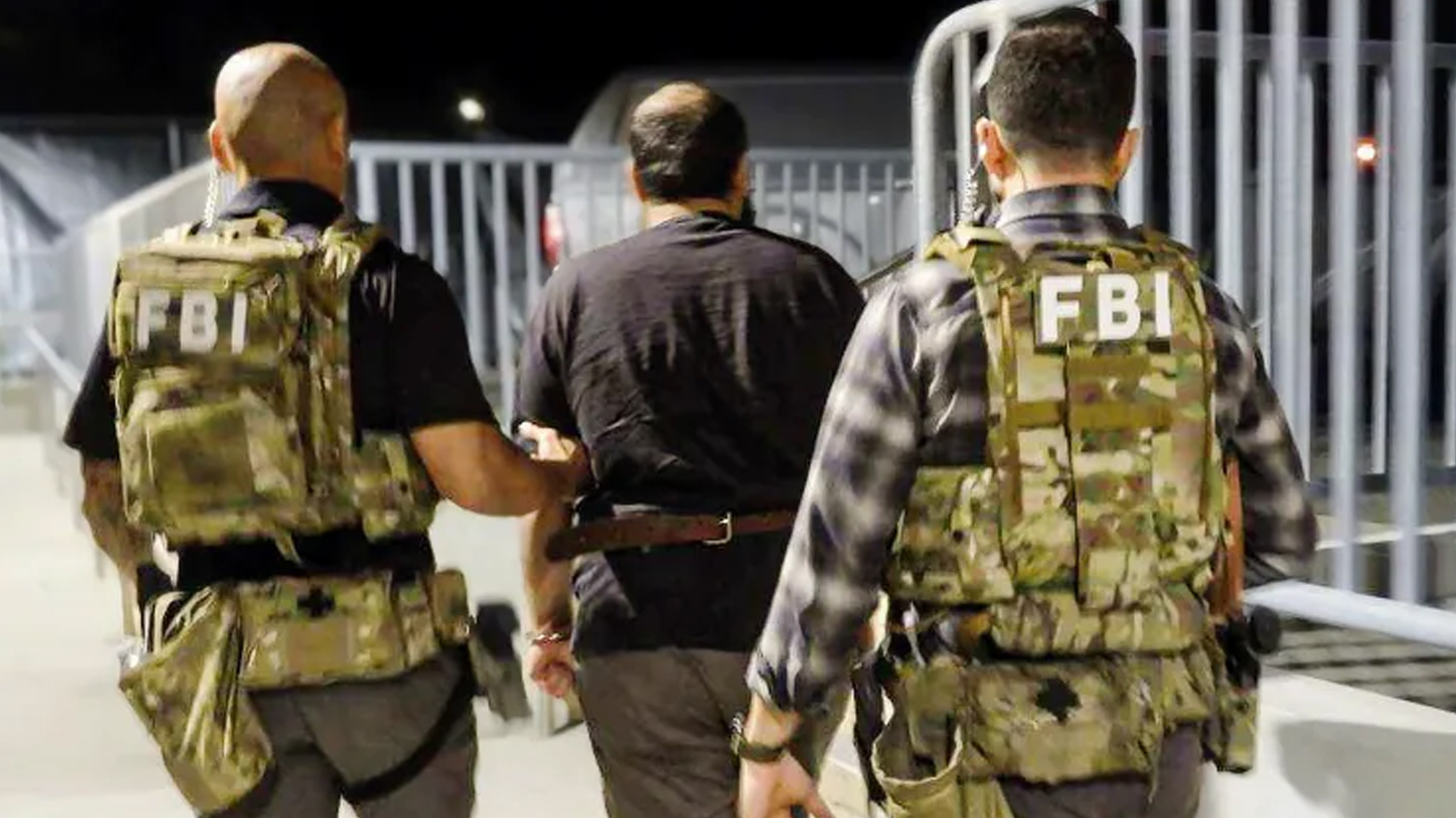 وێنەی تۆمەتبار 'محەمەد ساعدی' و دوو لە ئەندامانی FBI ئەمریکا