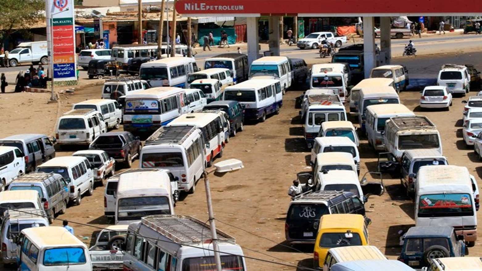طوابير الوقود تعود مجدداً.. أزمة البنزين تشل حركة الشارع العراقي وسط غياب التوضيح الرسمي