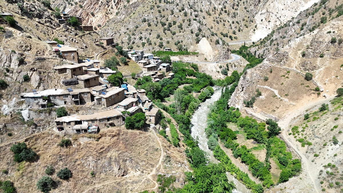خانووە له‌ بەرد و دار دروستكراوه‌كانی گوندەکانی بەدلیس