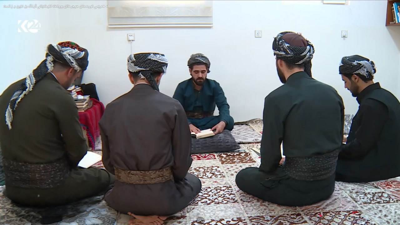 طلاب در حال تحصیل در یکی از حجره‌های کوردستان