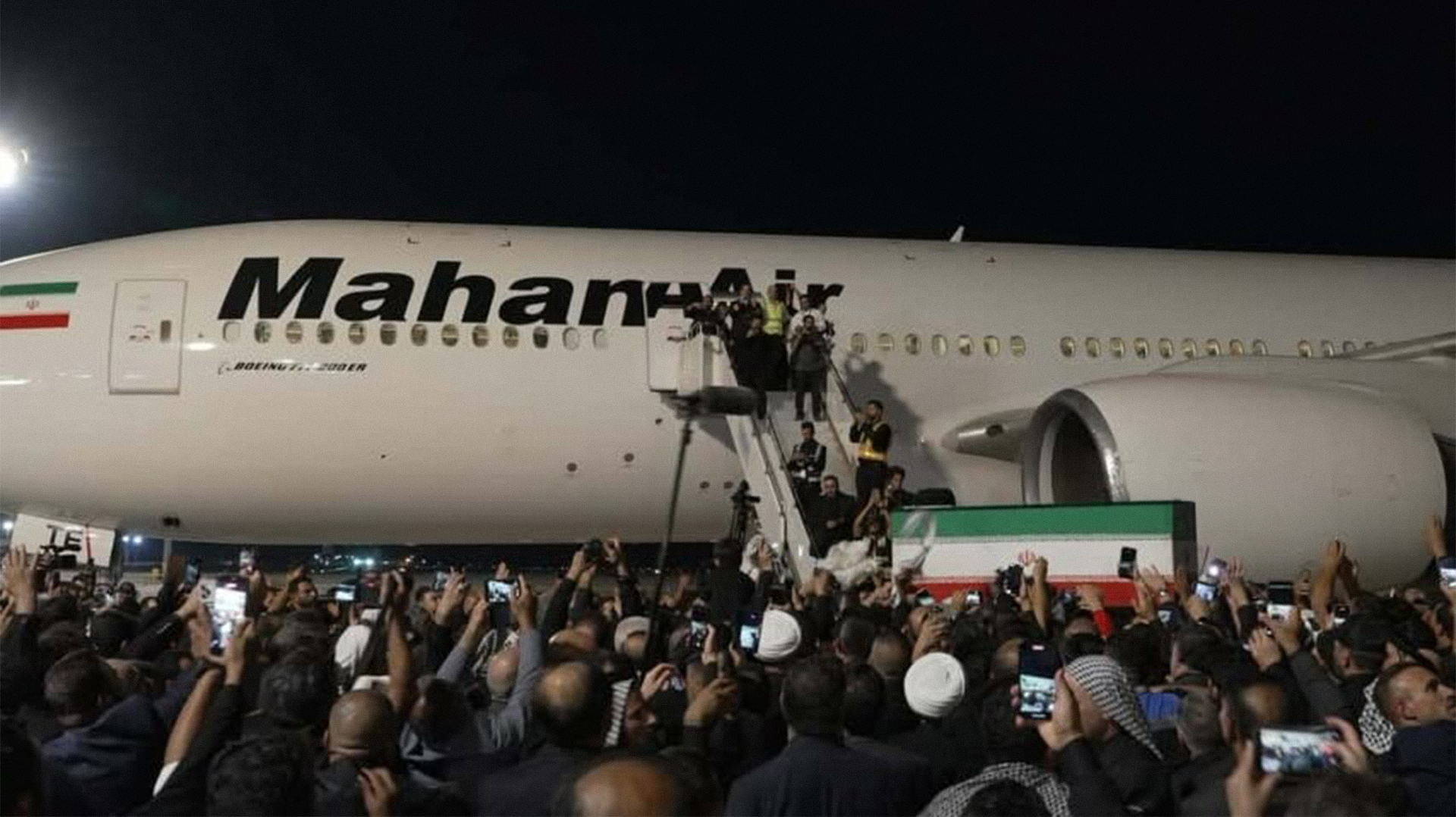 تەرمی عەلی خامنەیی گەیشتە فڕۆکەخانەی نەجەف