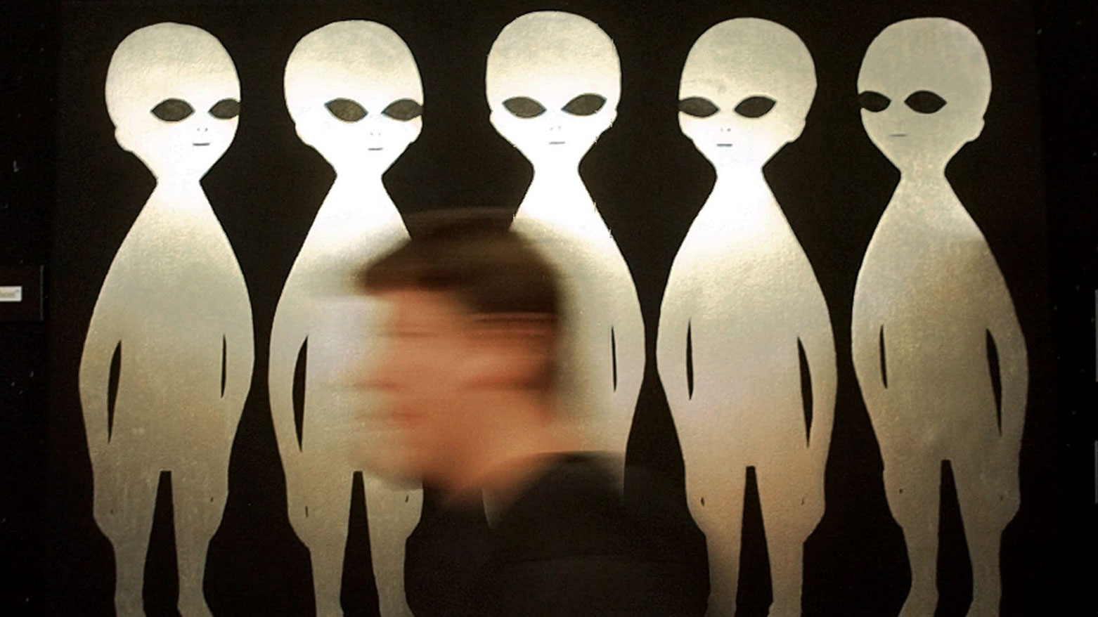 A patron passes a painting inside the International UFO Museum and Research Center in Roswell, N.M., on June 10, 1997. (AP)