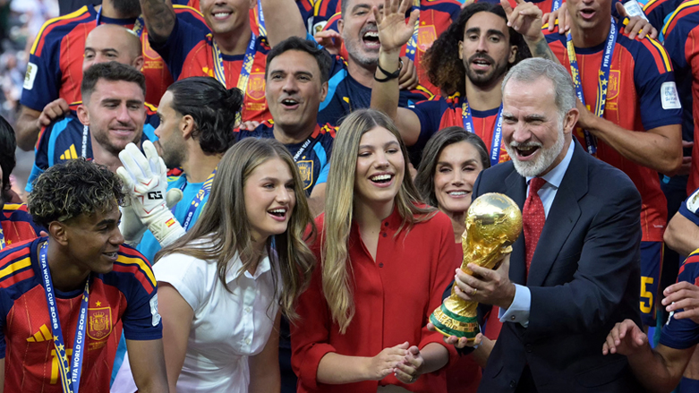 ئیسپانیا لە کاتی بەرزکردنەوەی جامی جیهانی 2026