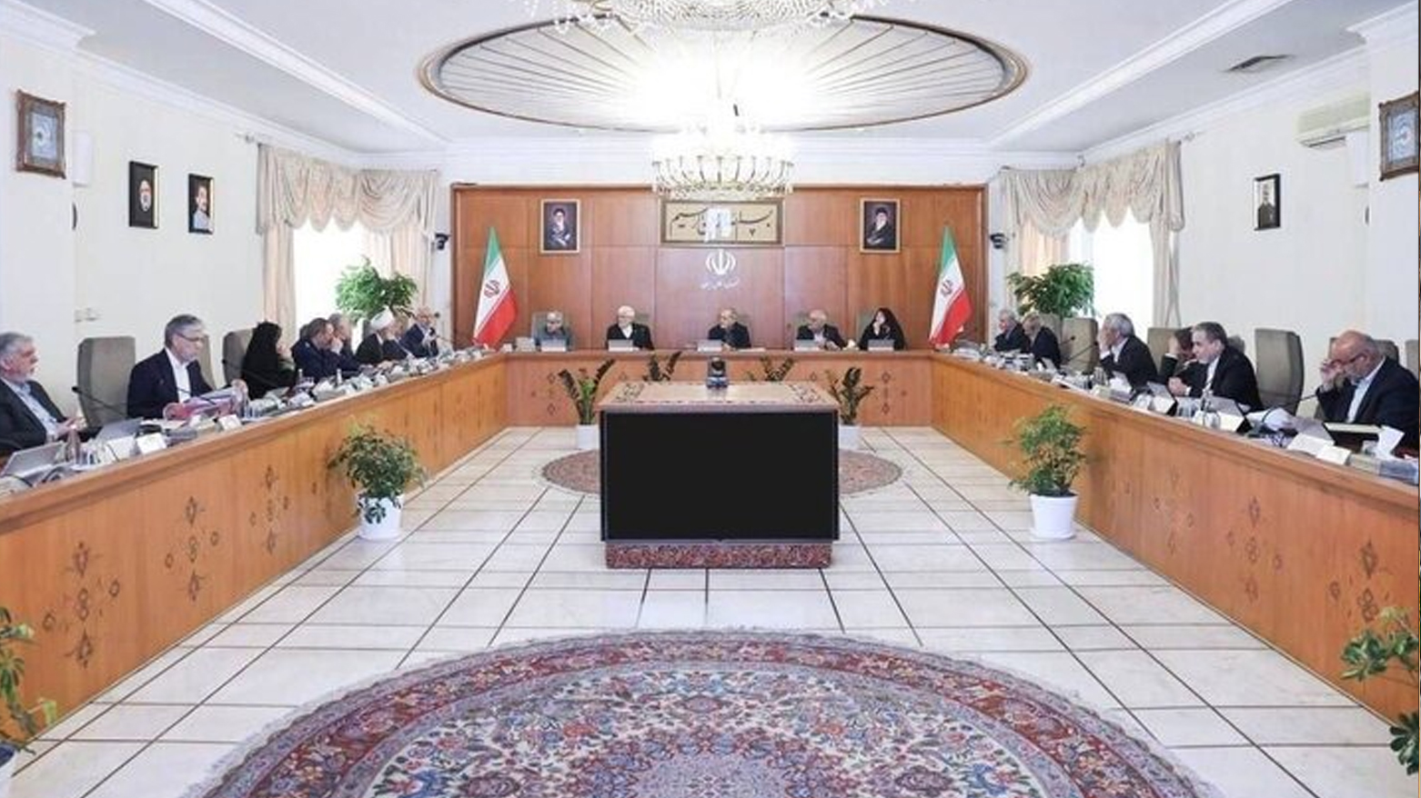 بزشكيان يوجه المؤسسات الحكومية الإيرانية بترشيد استهلاك البنزين وتخفيف التنقلات