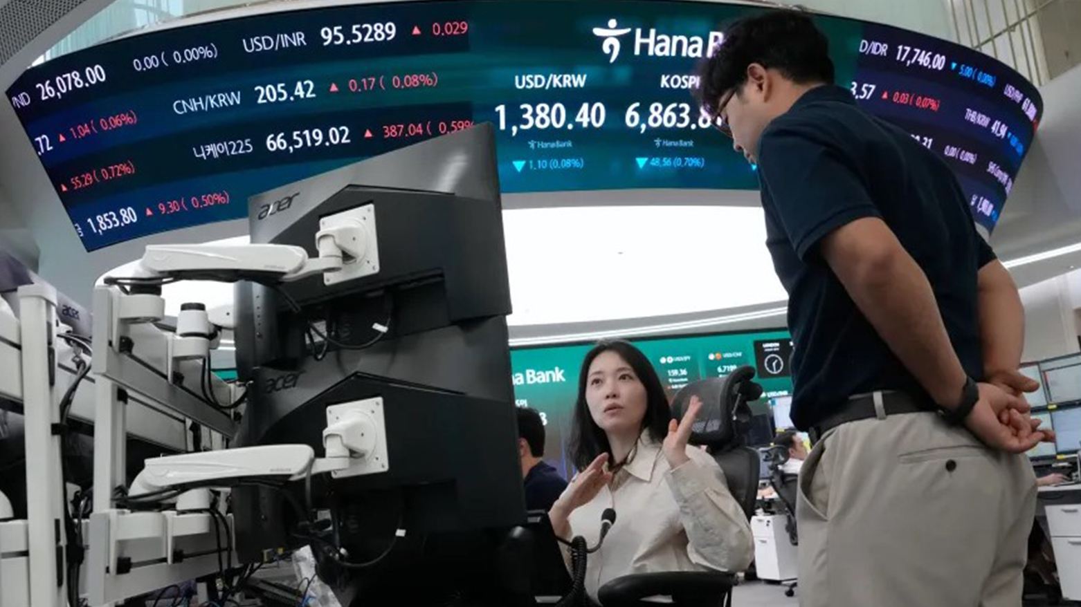 Currency traders work at the foreign exchange dealing room of the Hana Bank headquarters in Seoul, South Korea, Aug. 28, 2026. (AP)