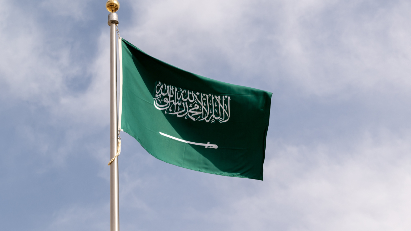 الملك سلمان يدين محاولة استهداف مكة المكرمة ويشيد بجهود القوات السعودية
