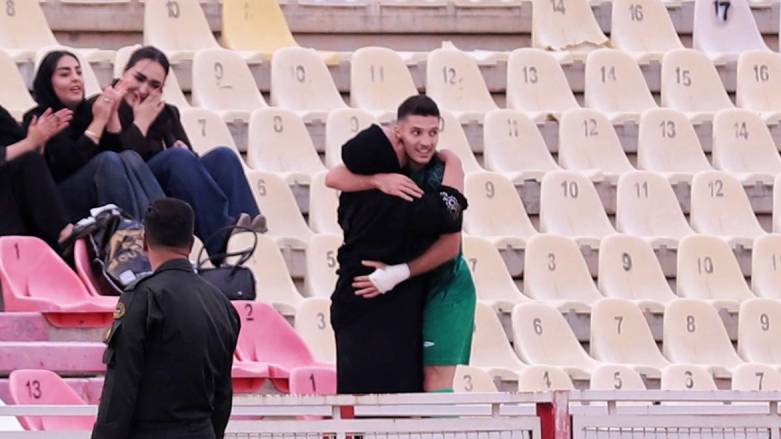 مەهدی فەرەجپور لەگەڵ دایکی