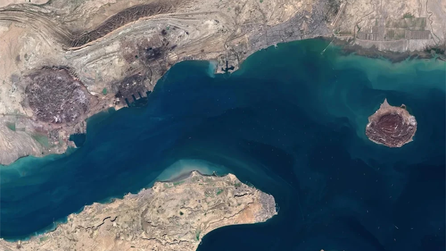 سوپای پاسداران کەشتییەکی لە گەرووی هورمز کردە ئامانج