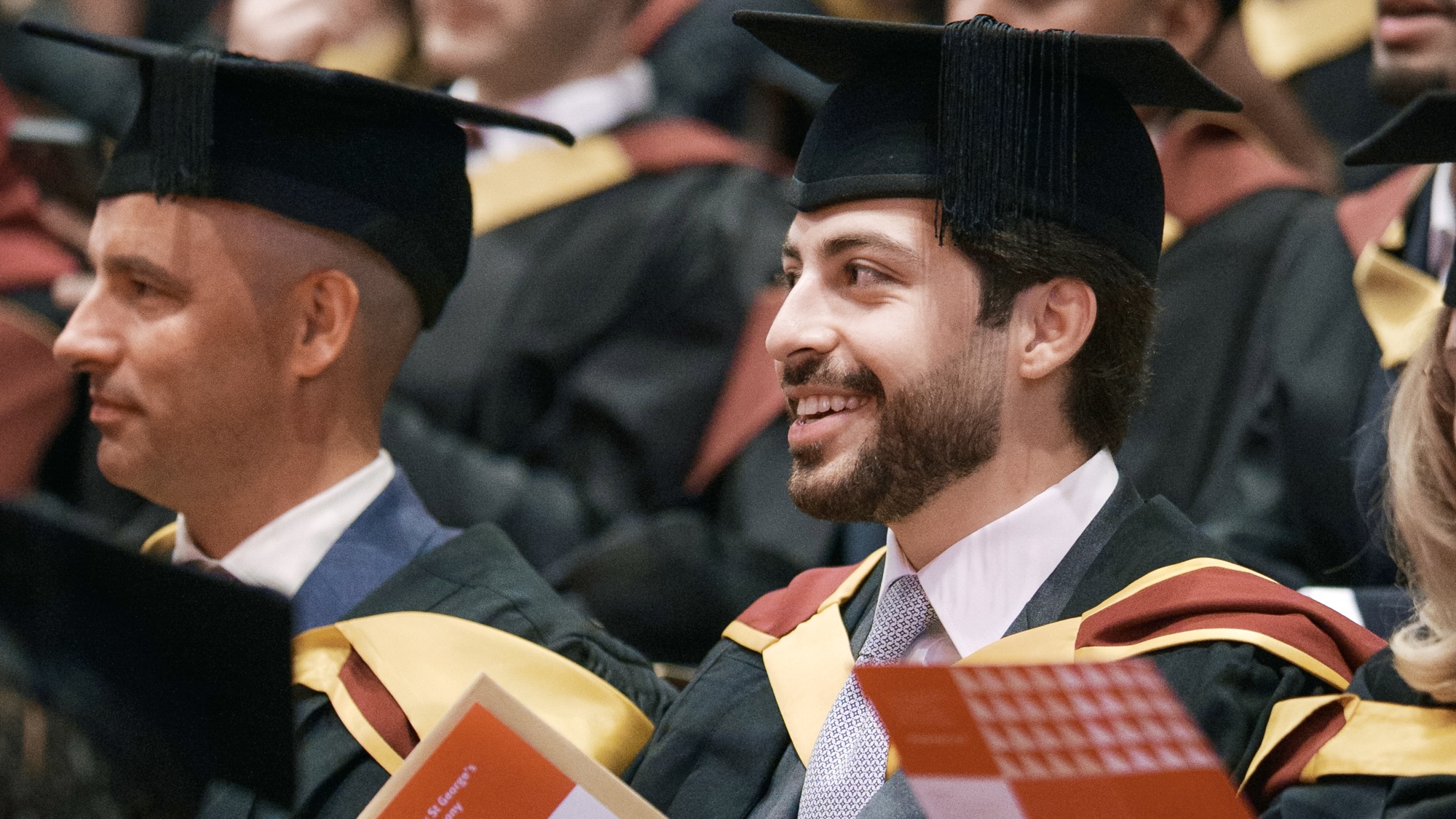 ئارین مەسرور بارزانی لە ڕێوڕەسمی دەرچووانی زانکۆی سیتی سەینت جۆرجز، سەر بە زانکۆی لەندەن، ١٣ی تەممووزی ٢٠٢٦.