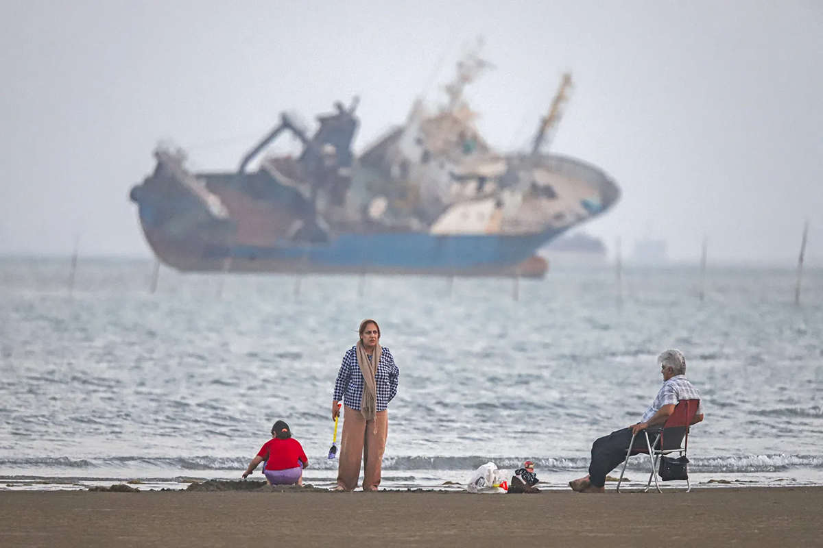 کەشتییەکی تێکشکاو لە نزیک گەرووی هورمز - وێنە: ISNA
