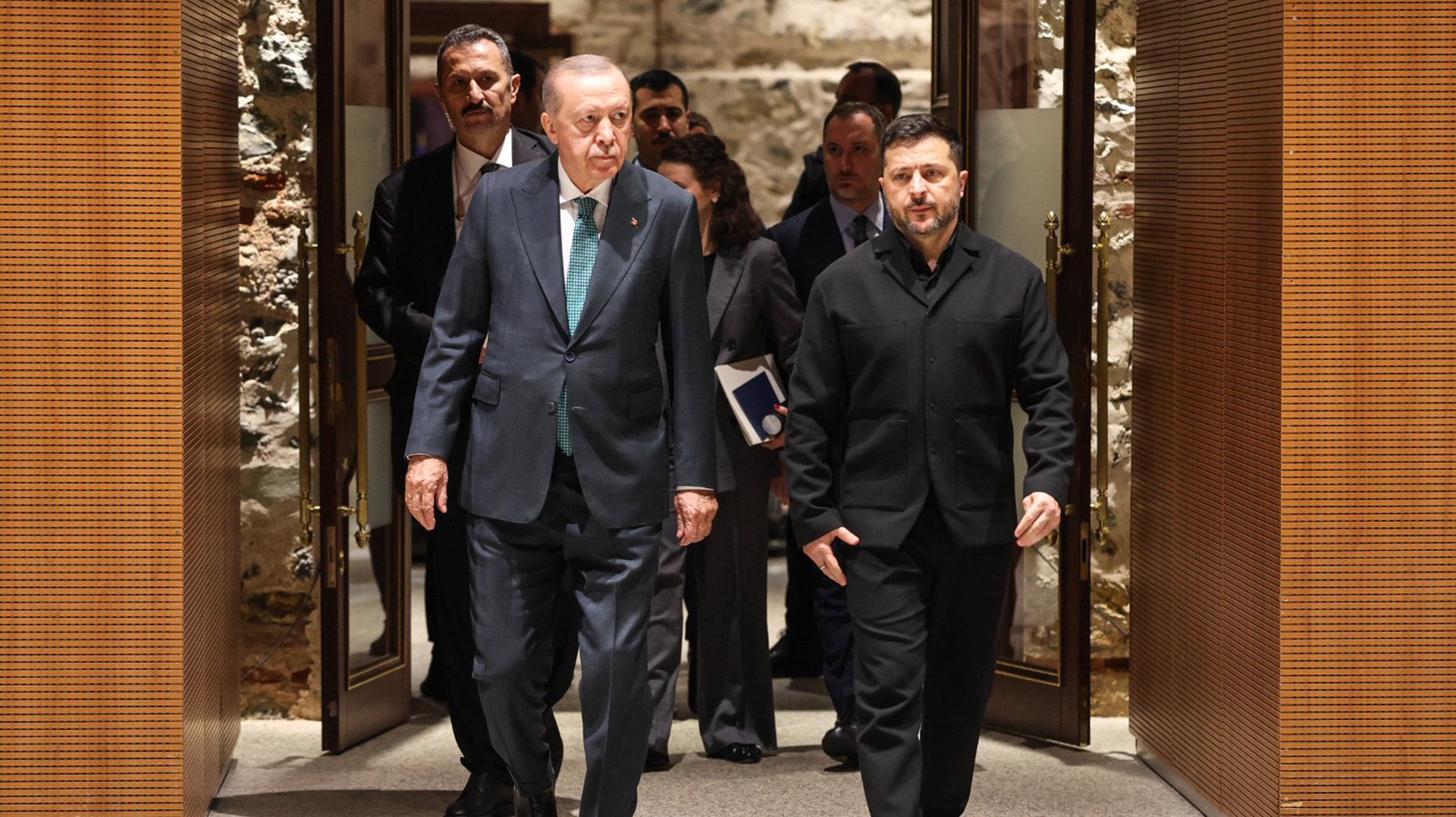 Turkish President Recep Tayyip Erdogan (L) and Ukrainian President Volodymyr Zelensky attend a joint press conference in Istanbul on October 31, 2026. (AFP)